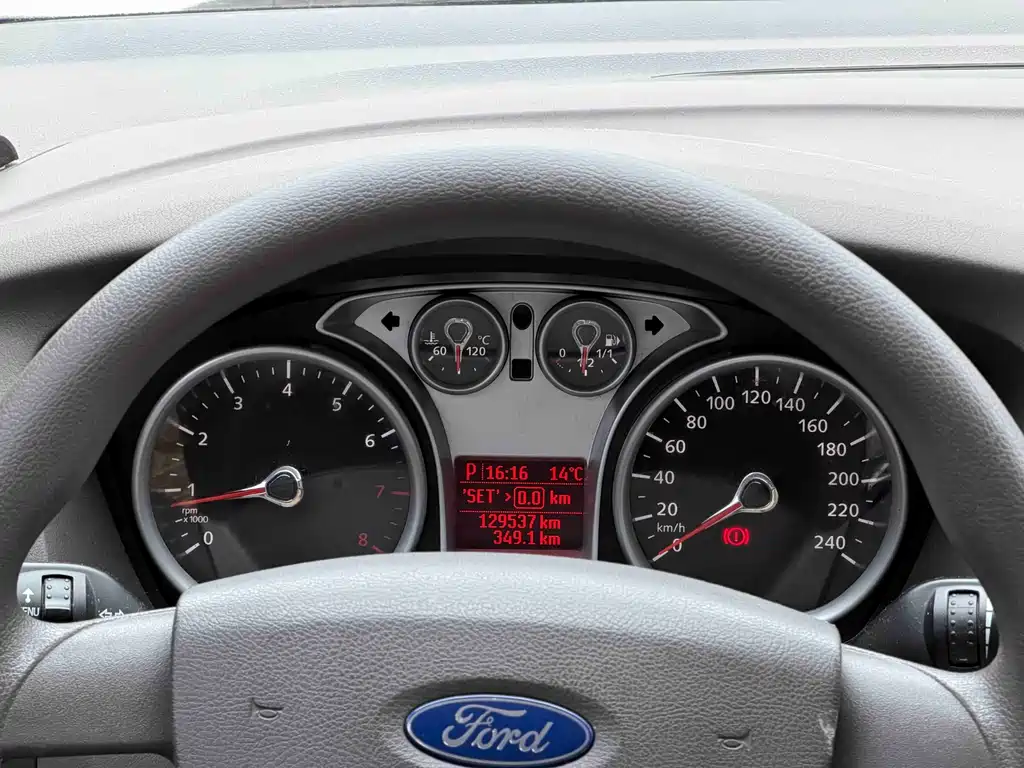 Ford Focus 2014 — фото 12