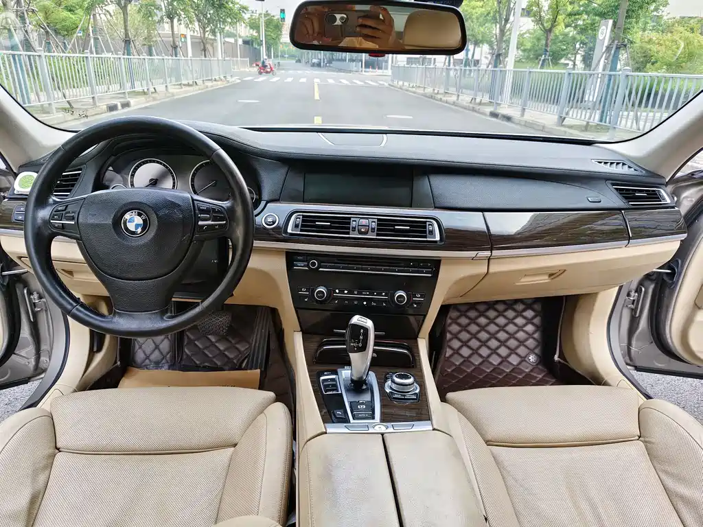 BMW 7 Series 2009 — фото 10