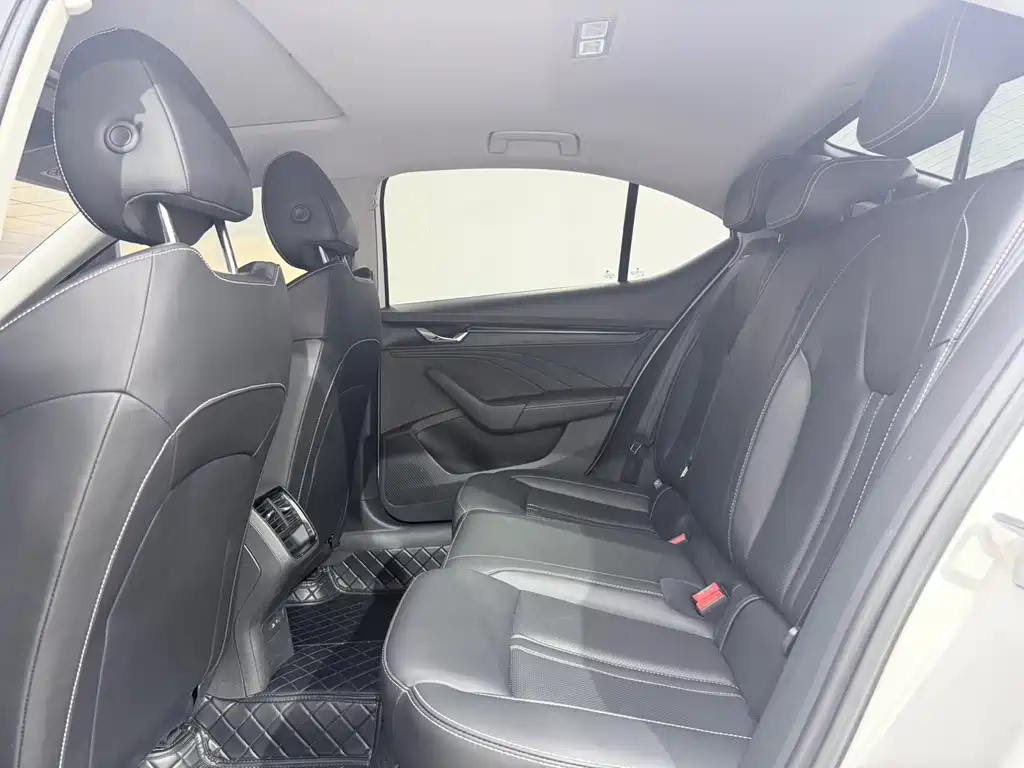 Skoda Octavia 2023 — фото 9