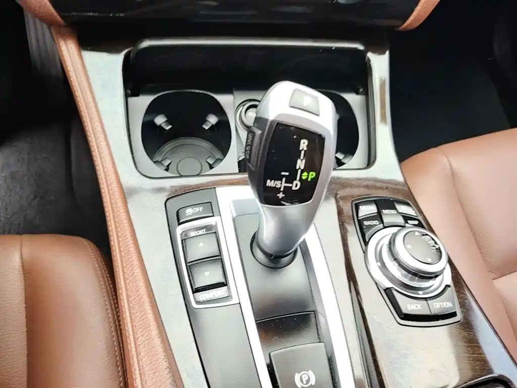 BMW 5 Series 2015 — фото 14