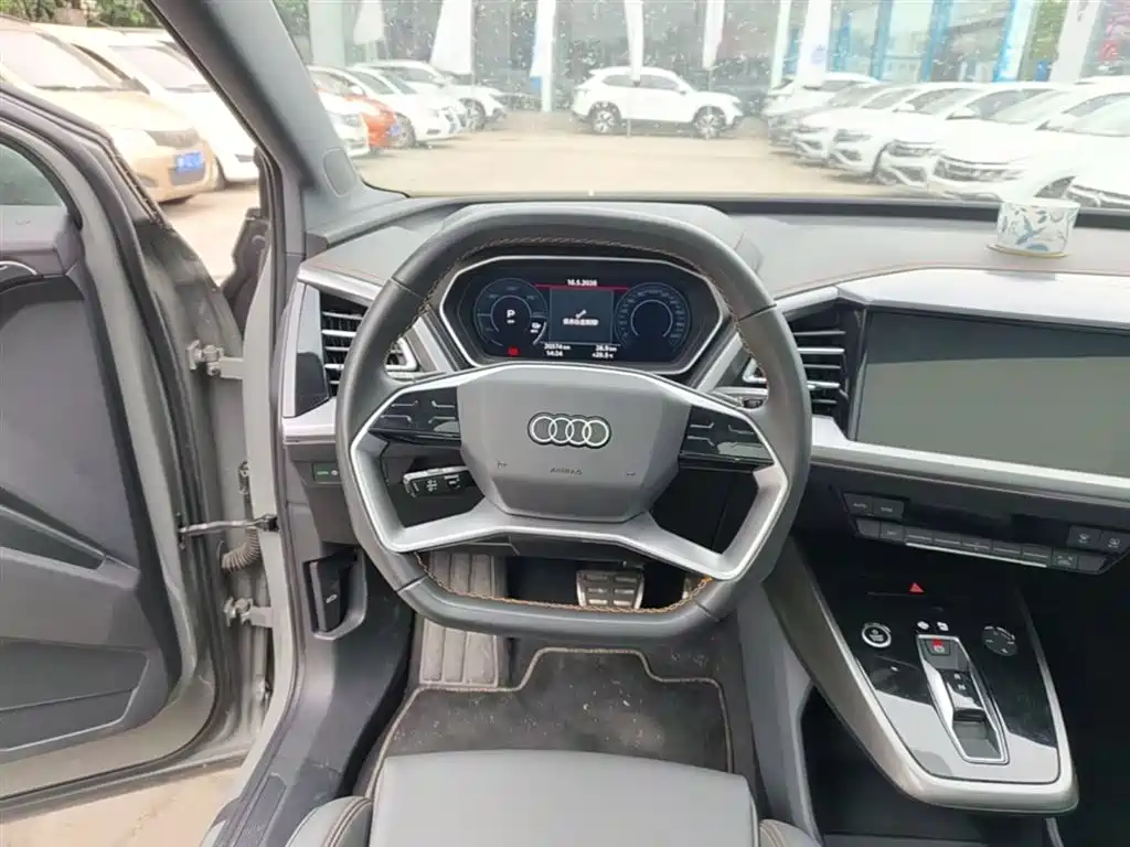Audi Q4 e-tron 2024 — фото 11