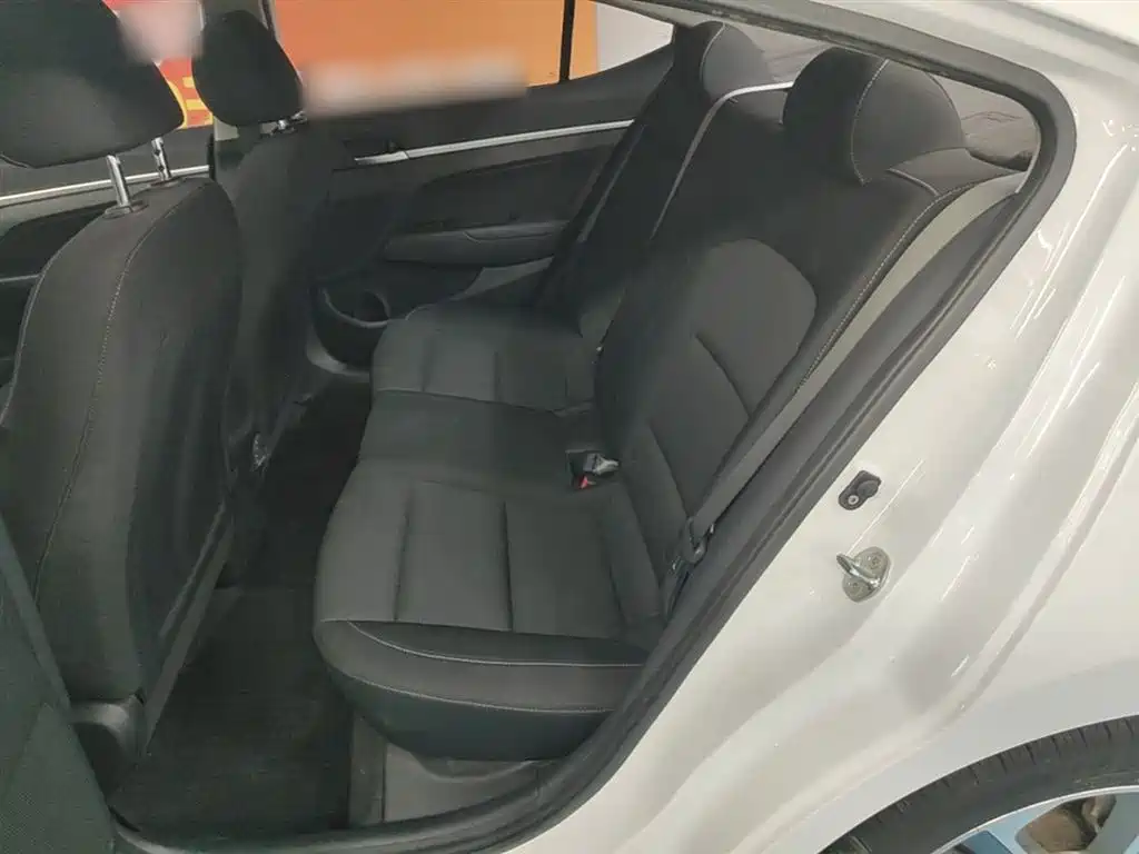 Hyundai Elantra 2016 — фото 17