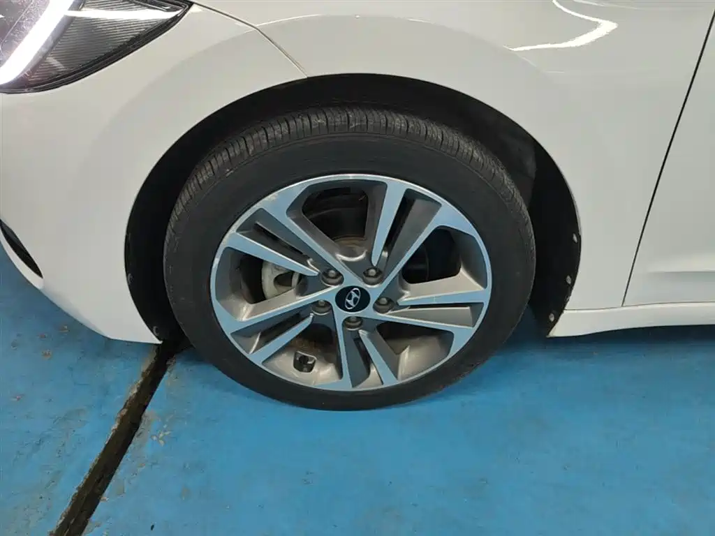 Hyundai Elantra 2016 — фото 23