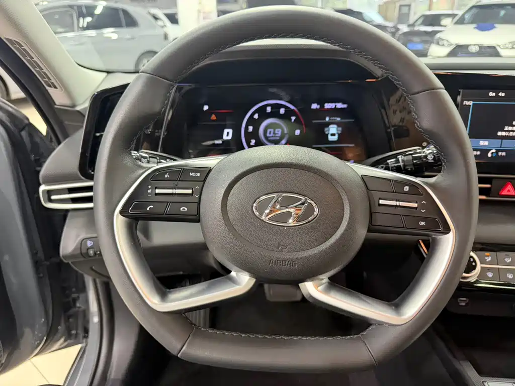Hyundai Elantra 2023 — фото 11
