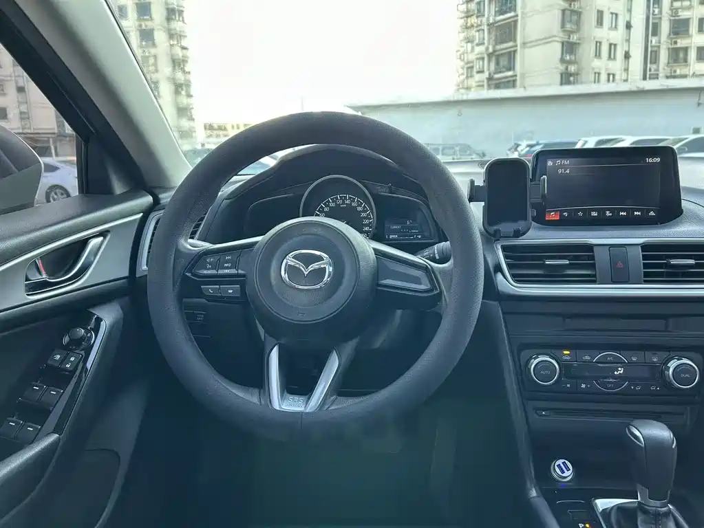 Mazda 3 Axela 2019 — фото 15