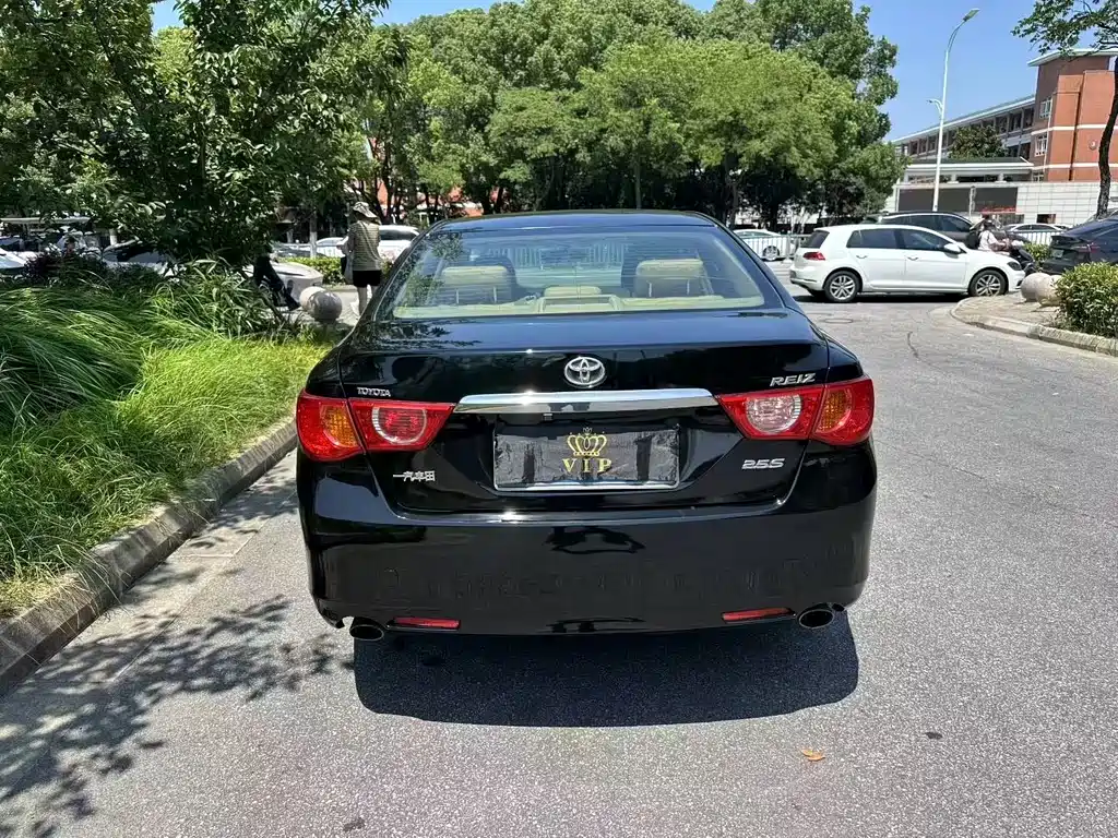 Toyota Reiz 2011