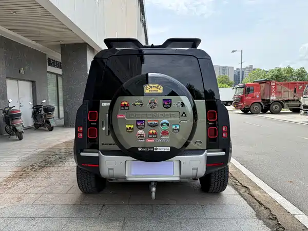 Land Rover Defender 2023