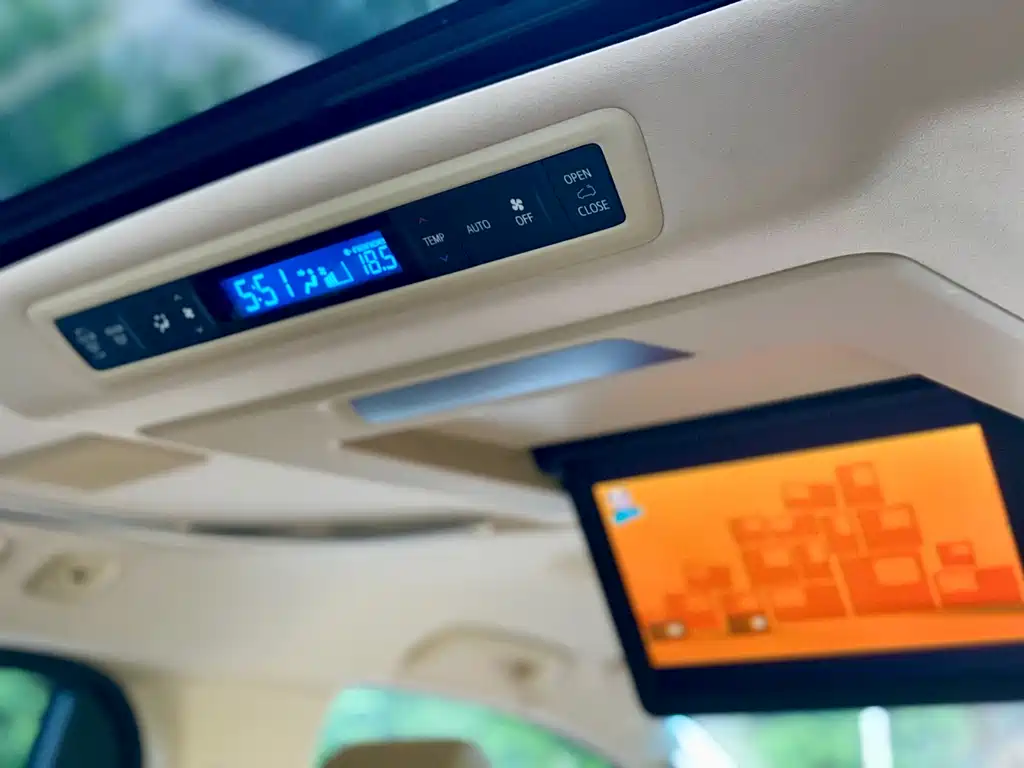 Toyota Alphard 2017 — фото 19