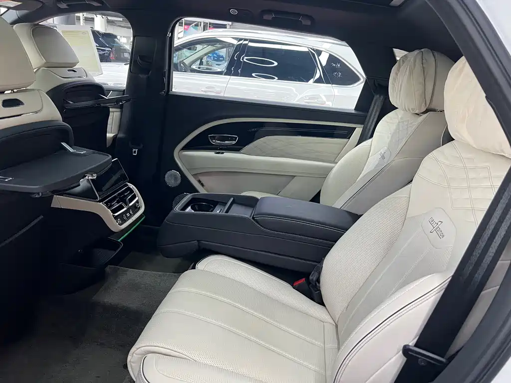 Bentley Bentayga — фото 14