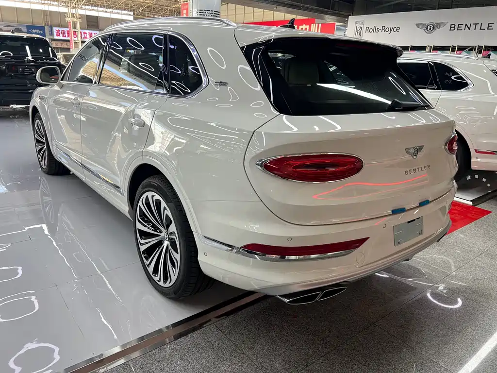 Bentley Bentayga — фото 17
