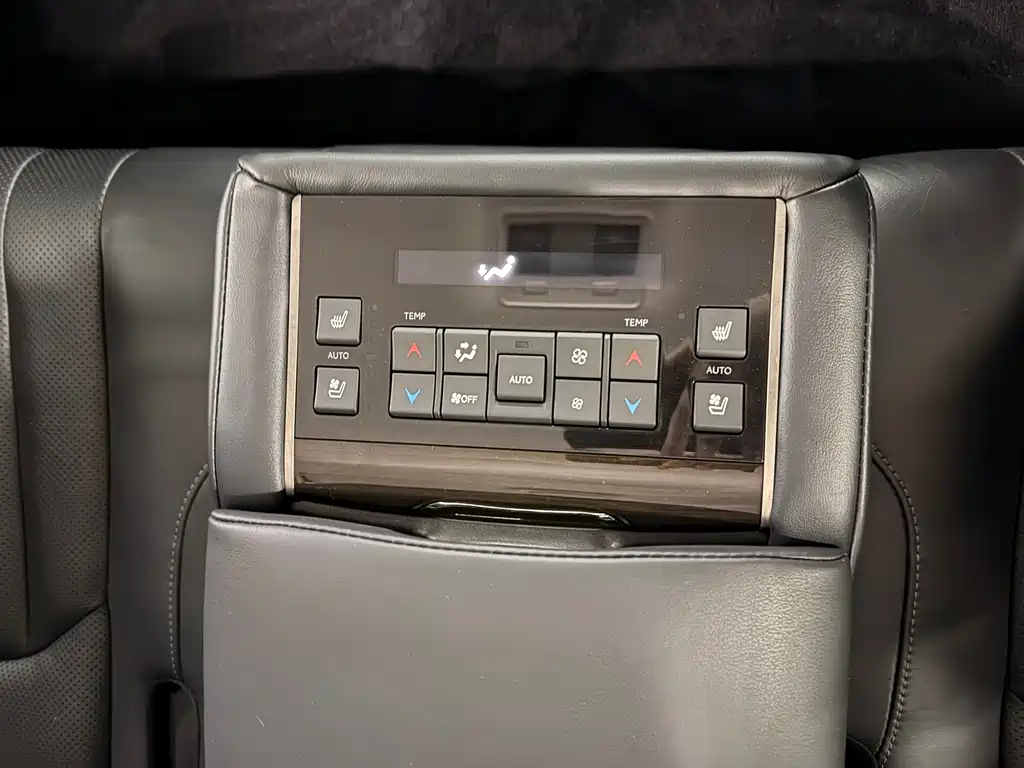 Lexus LX 2018 — фото 18