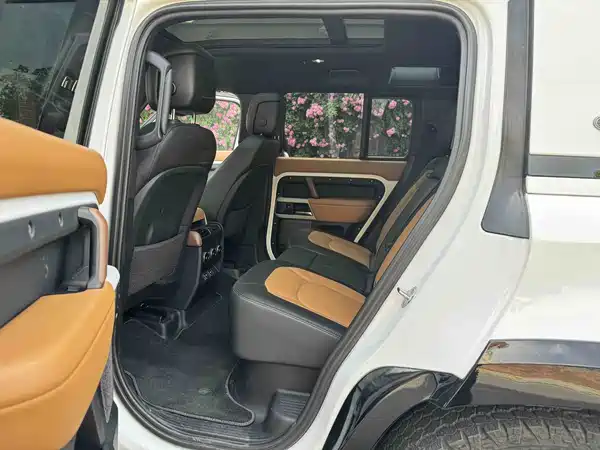 Land Rover Defender 2023