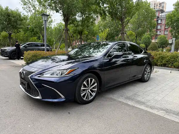 Lexus ES 2020