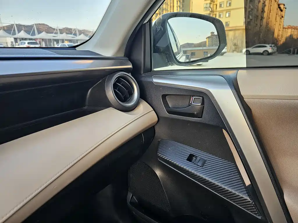 Toyota RAV4 2016 — фото 15