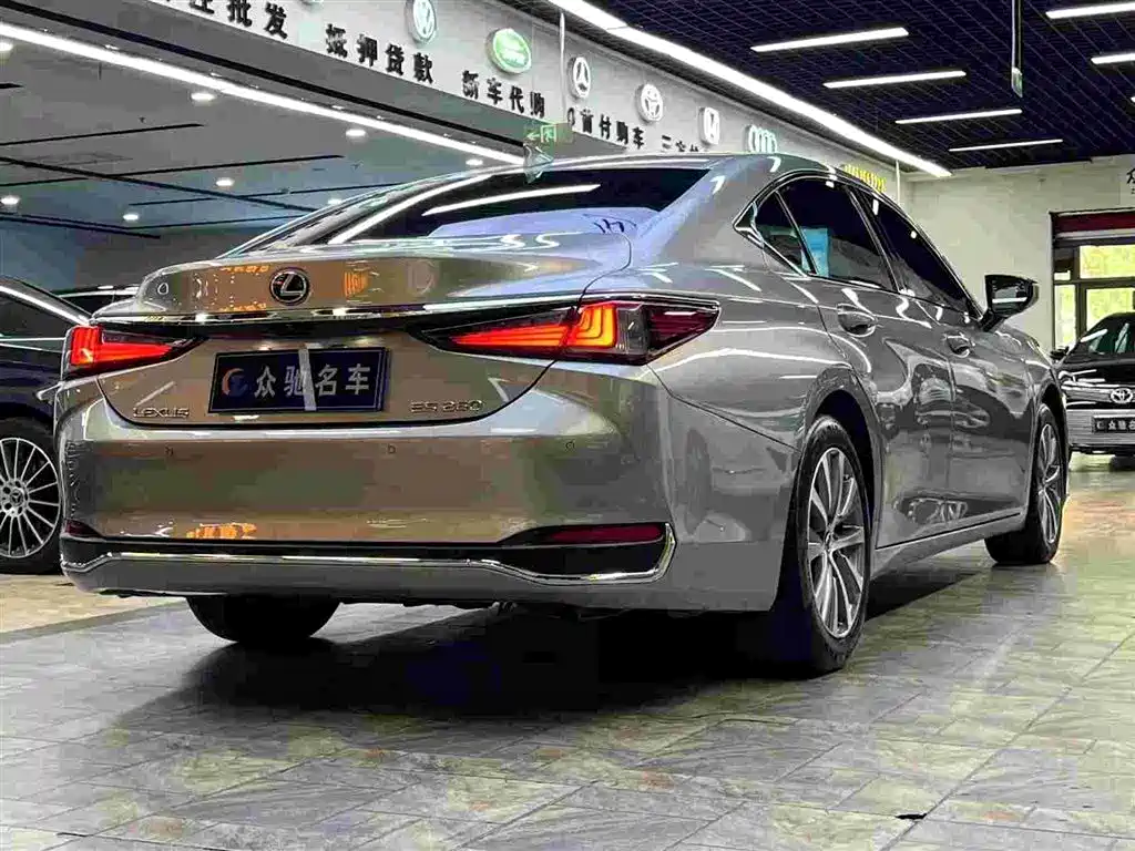Lexus ES 2020 — фото 9