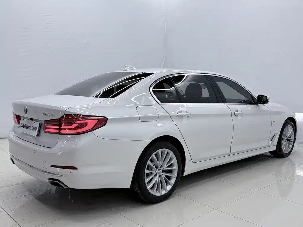 BMW 5 Series 2018 — фото 16