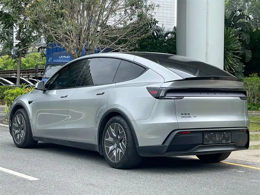 Tesla Model Y L 2025 — фото 12
