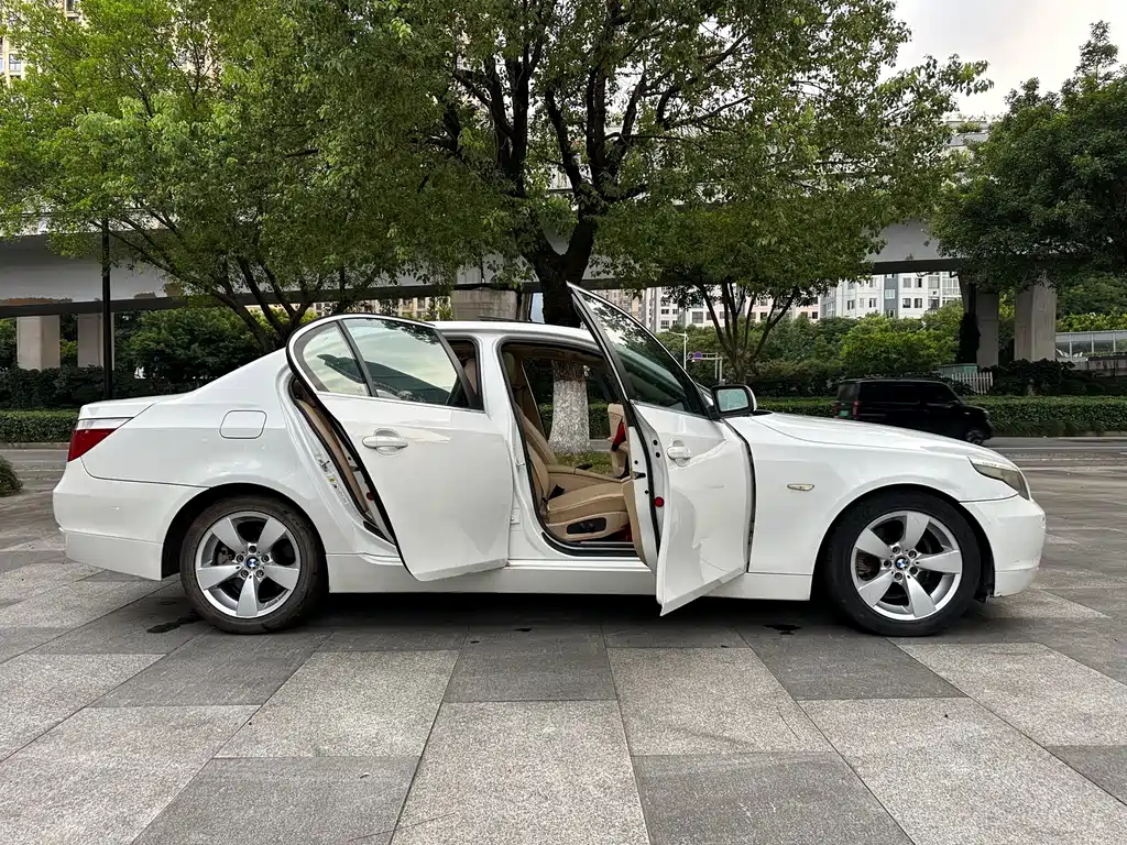 BMW 5 Series 2005 — фото 14
