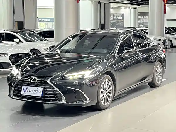 Lexus ES 2025