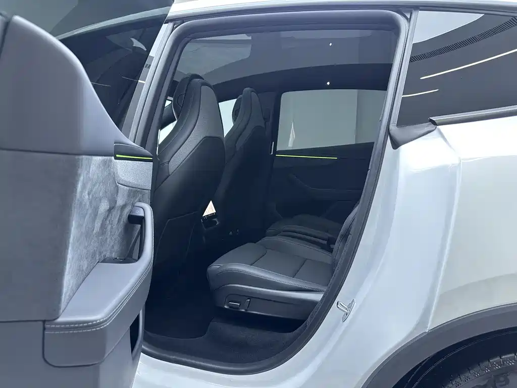 Tesla Model Y L 2025 — фото 17