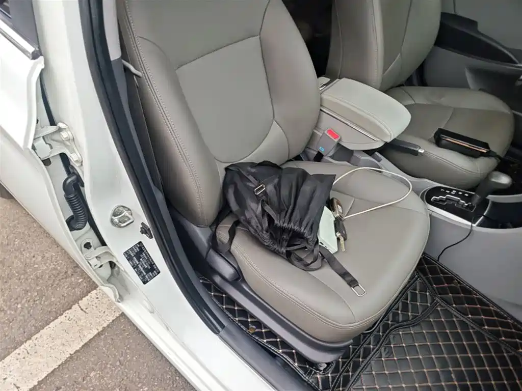 Hyundai Verna 2015 — фото 25