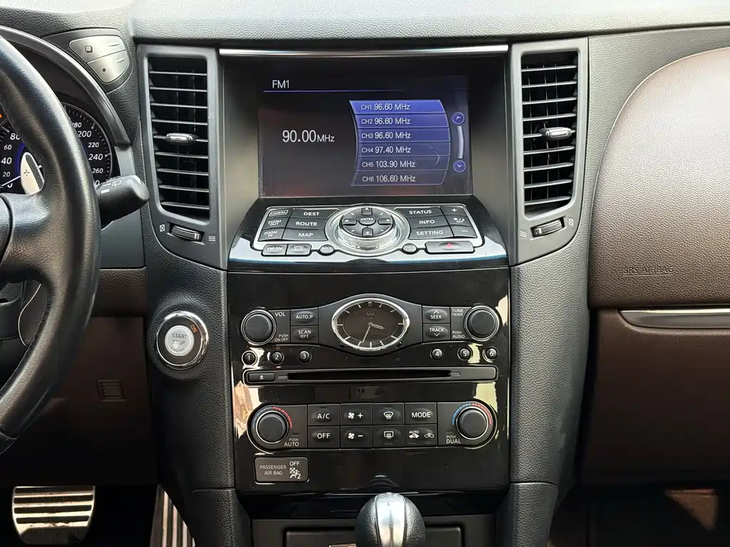 Infiniti QX70 2015 — фото 14