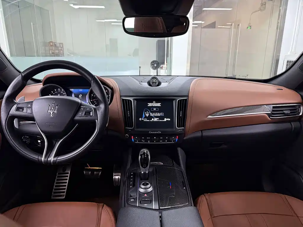 Maserati Levante 2017 — фото 15