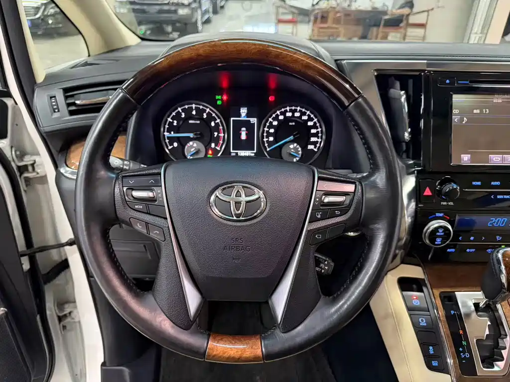 Toyota Alphard 2017 — фото 18