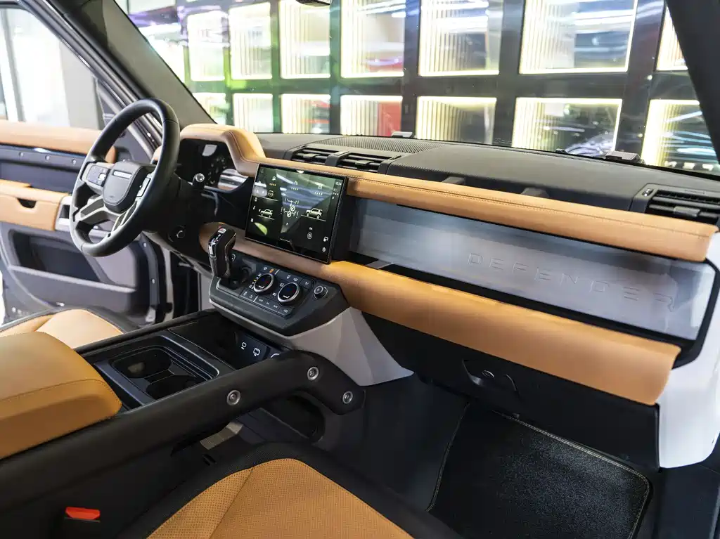 Land Rover Defender 2024 — фото 16