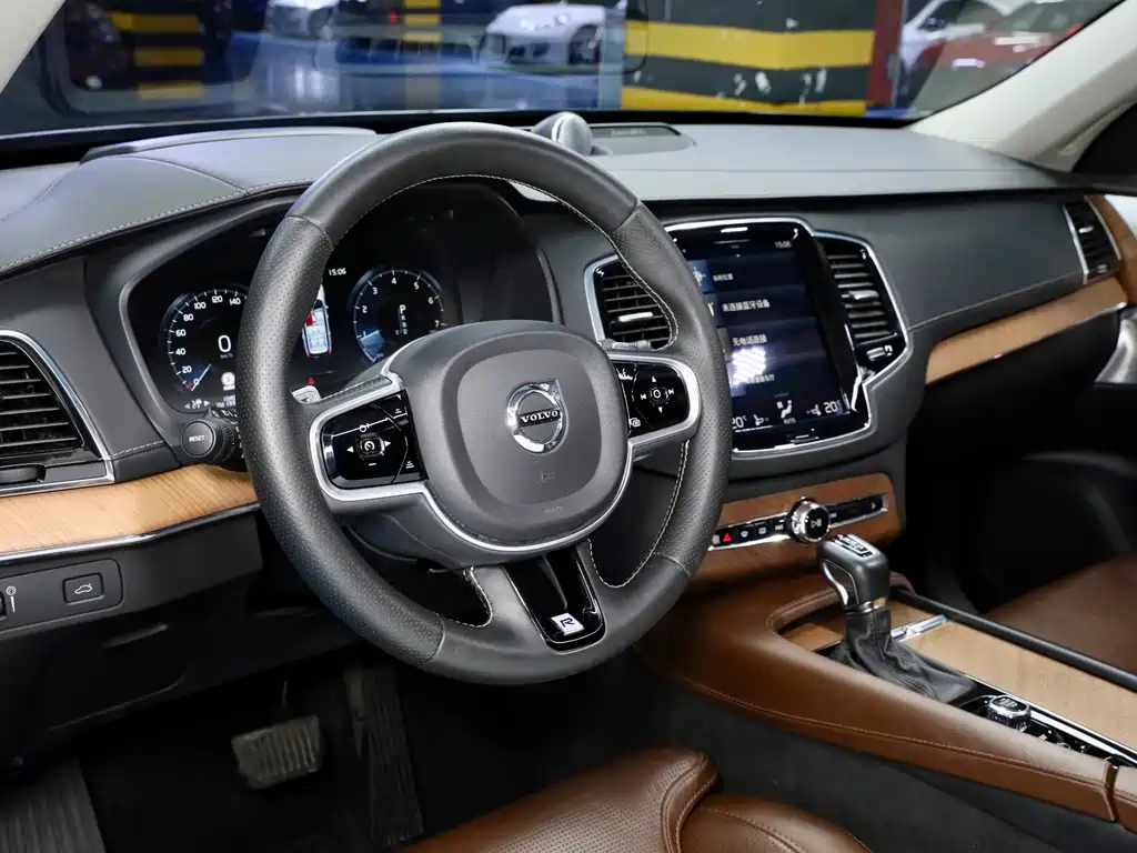Volvo XC90 2018 — фото 14