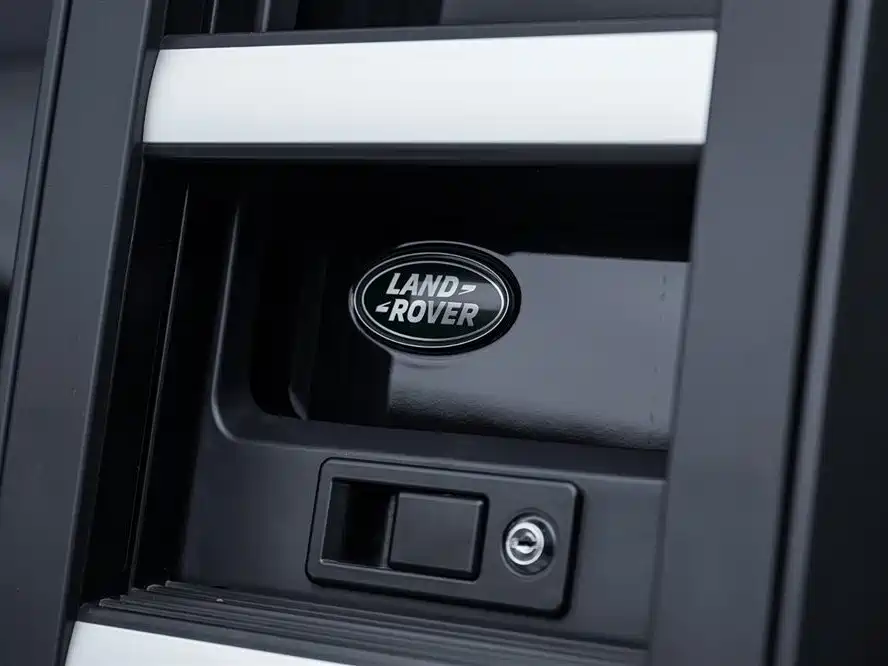 Land Rover Defender 2023 — фото 9