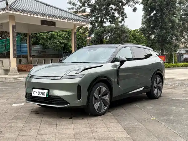 Lynk & Co 08 EM-P 2023
