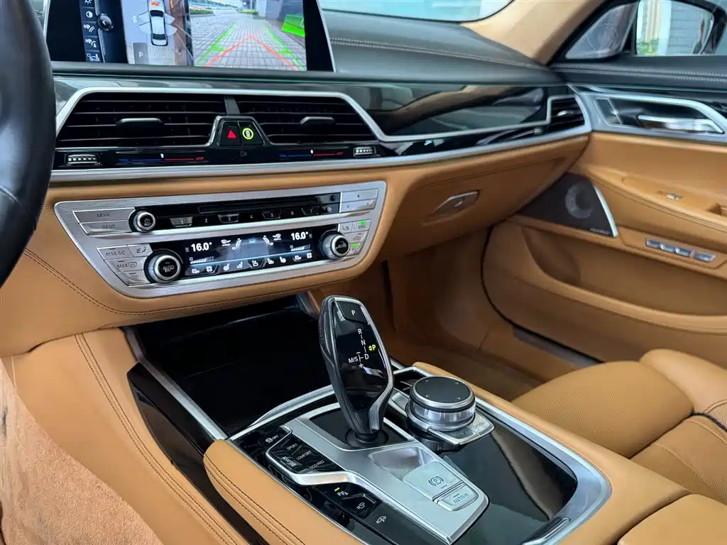 BMW 7 Series 2017 — фото 18