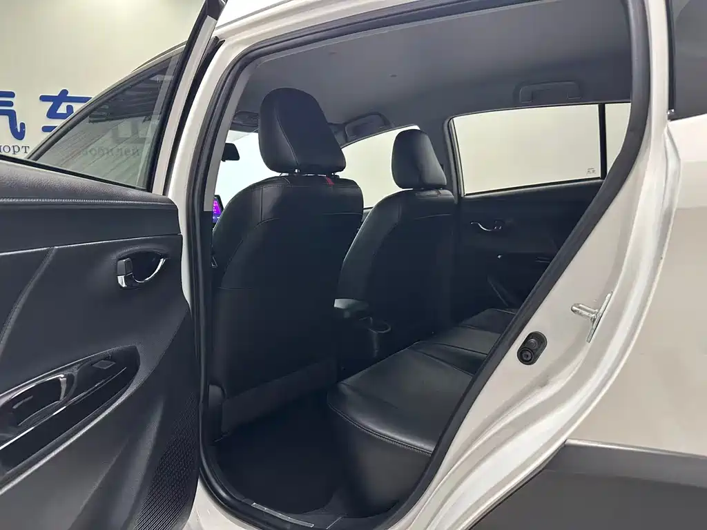 Toyota Yaris L 2022 — фото 9