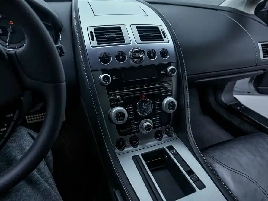 Aston Martin V8 Vantage 2011 — фото 13