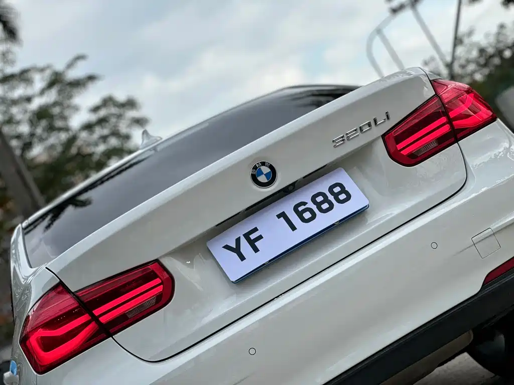 BMW 3 Series 2017 — фото 17