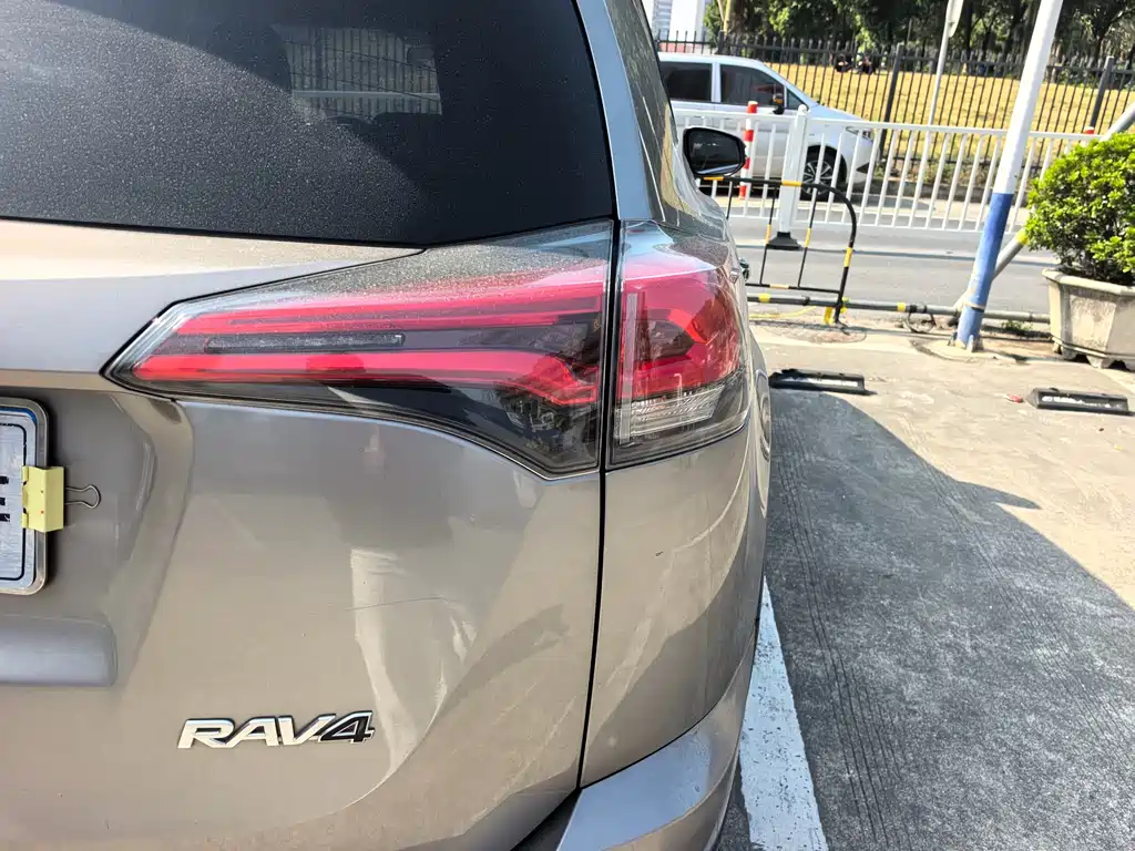 Toyota RAV4 2019 — фото 16
