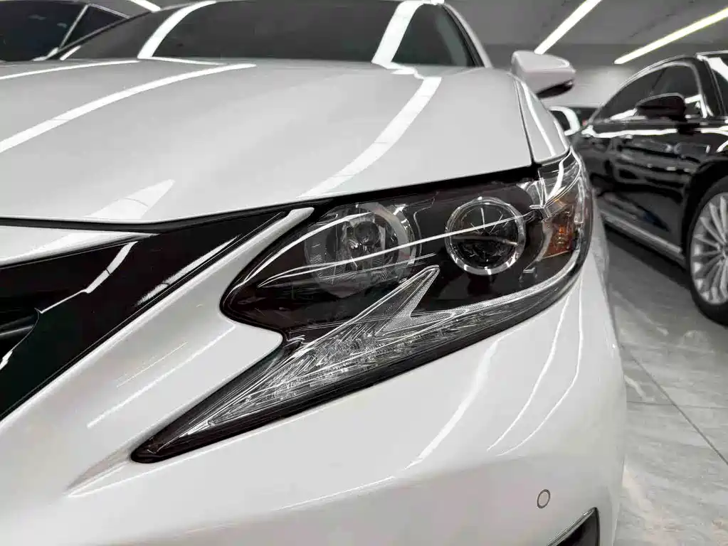 Lexus ES 2018 — фото 20