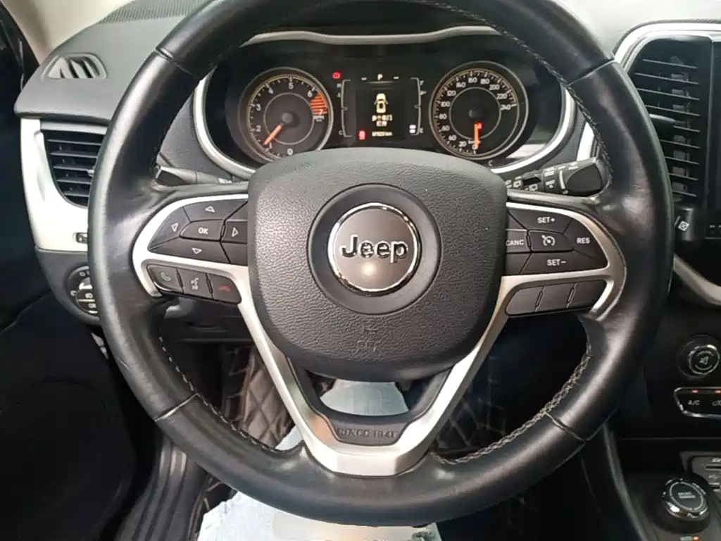 Jeep Cherokee 2016 — фото 11