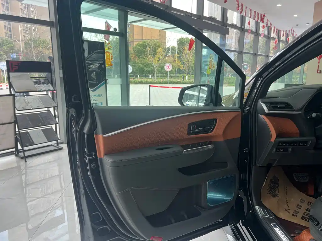 Toyota Granvia — фото 4