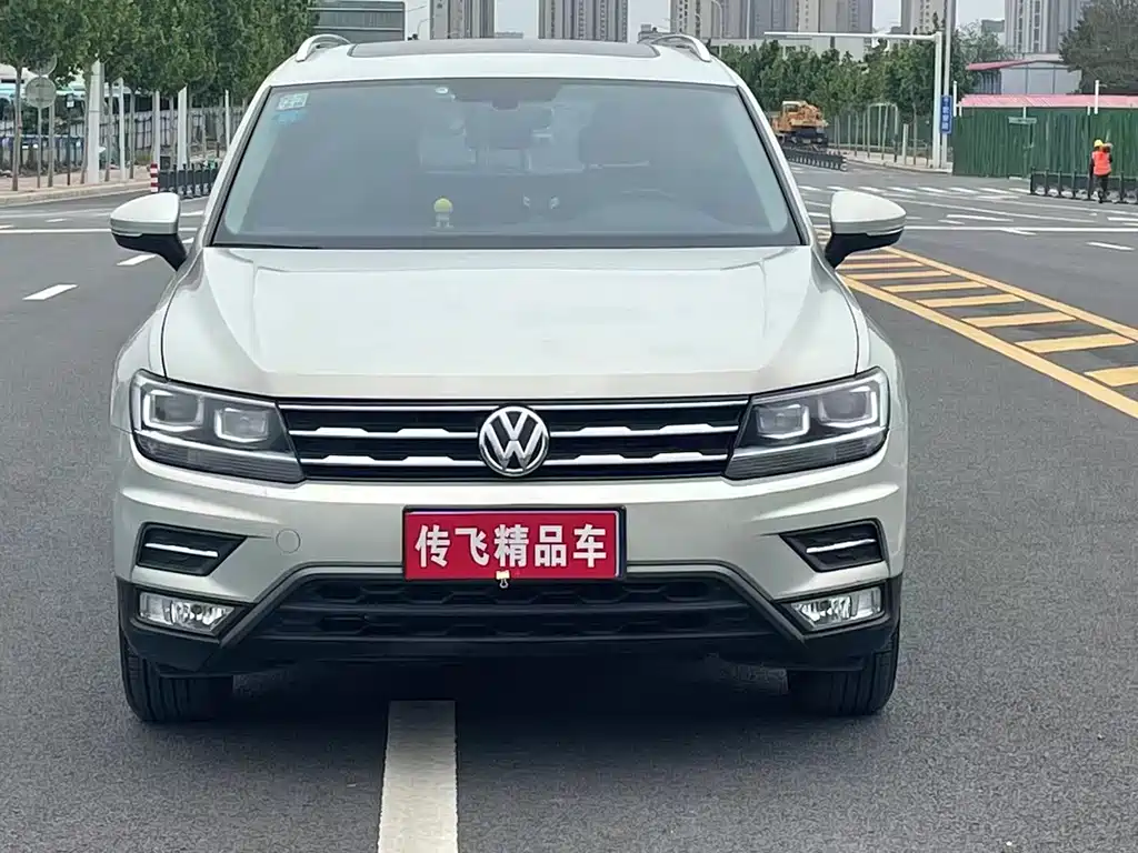 Volkswagen Tiguan L 2018 — фото 1