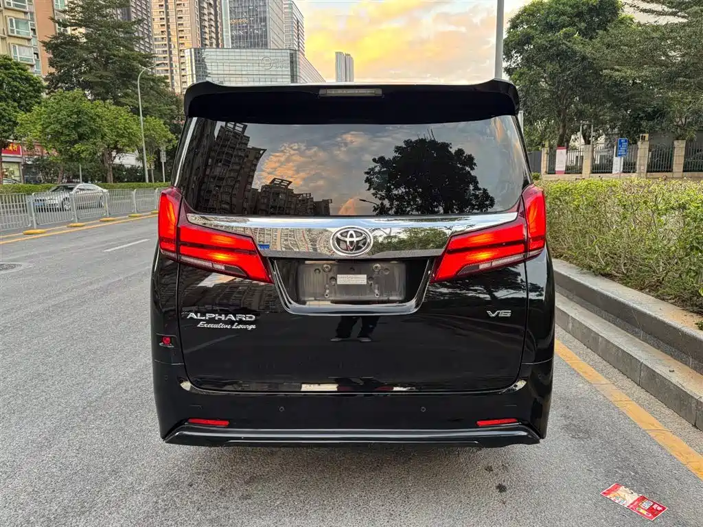Toyota Alphard 2018 — фото 11