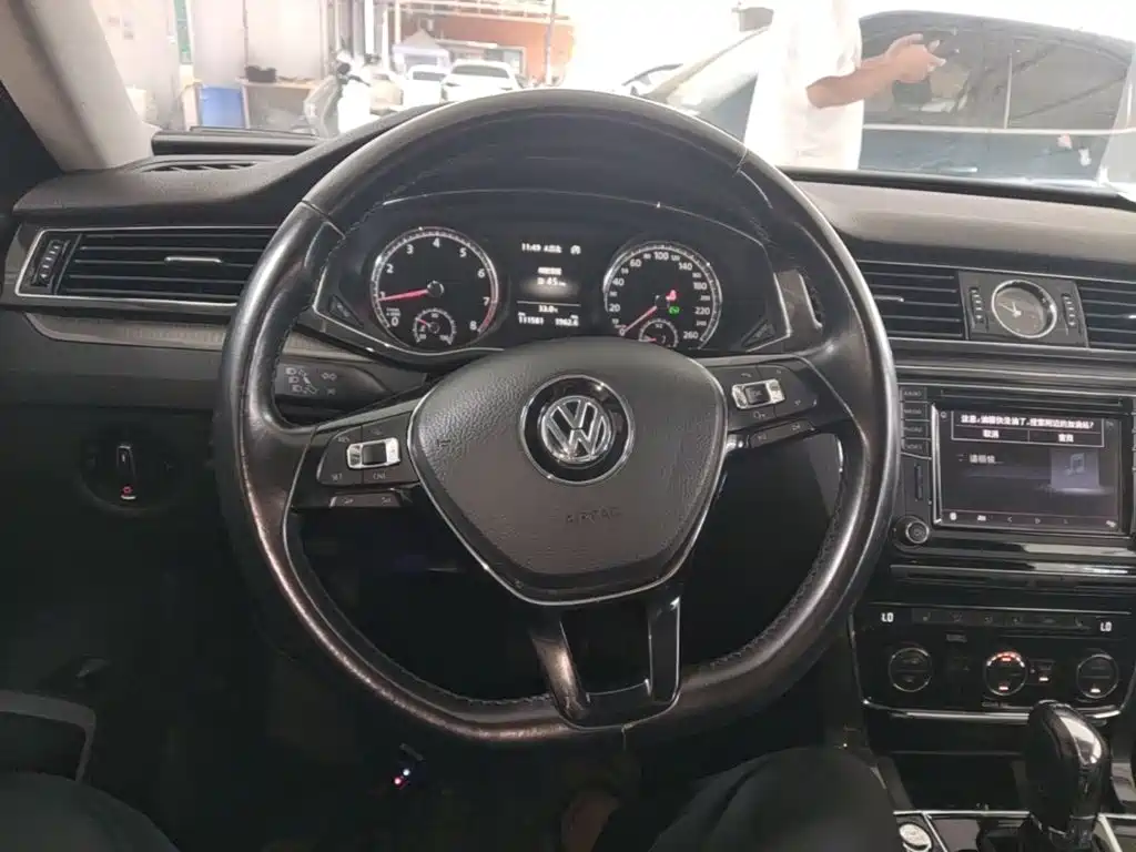 Volkswagen Passat 2017 — фото 11