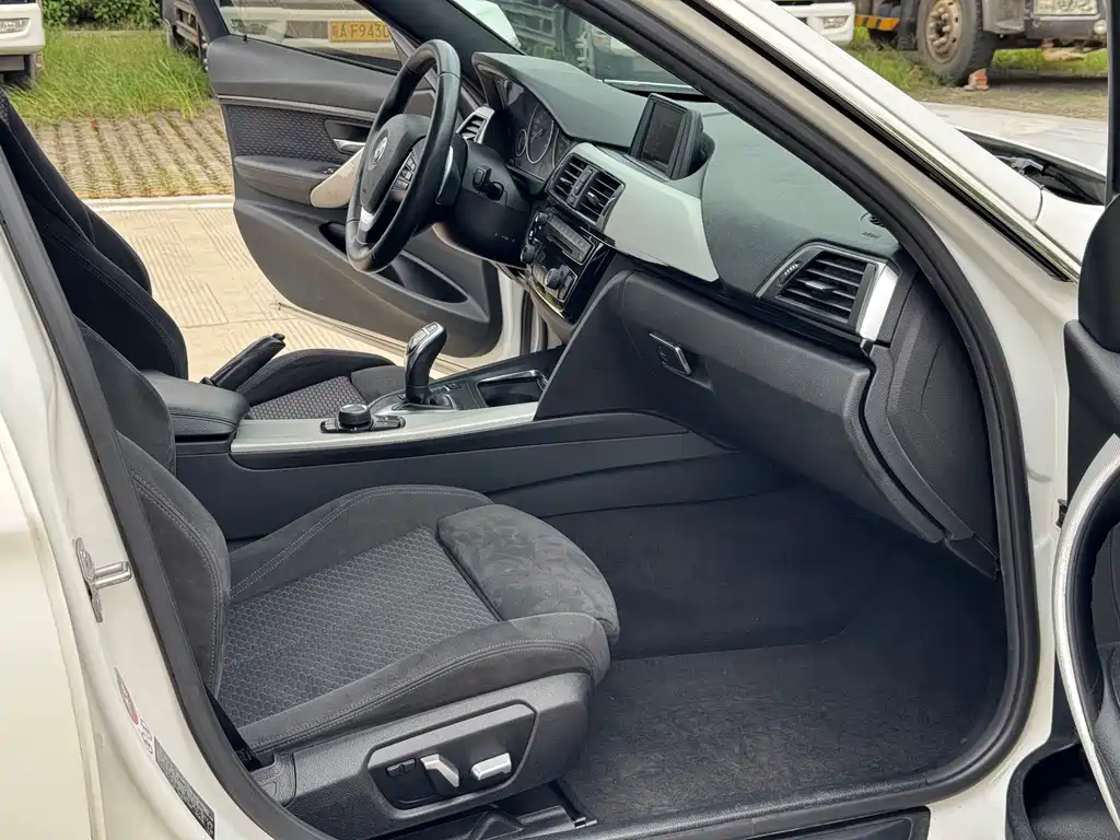 BMW 3 Series 2017 — фото 16
