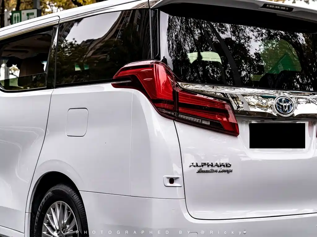 Toyota Alphard 2020 — фото 18
