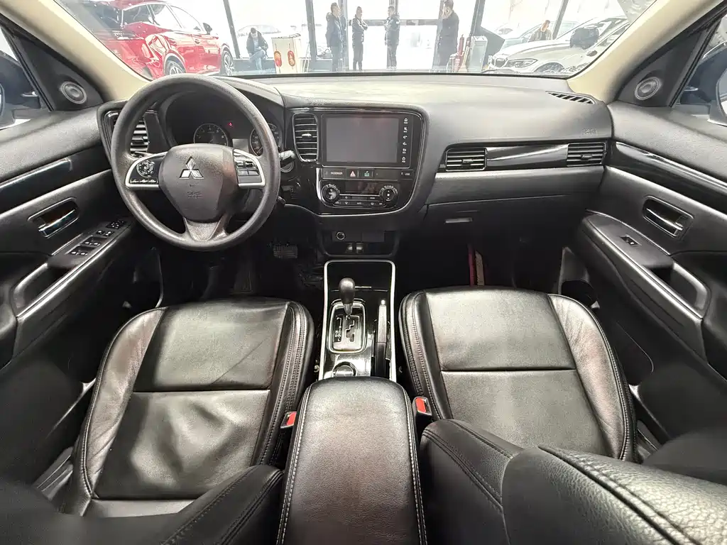 Mitsubishi Outlander 2022 — фото 10