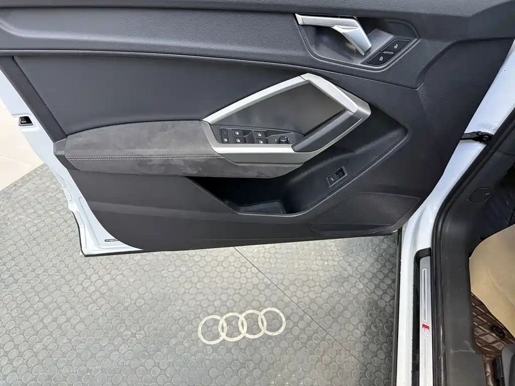 Audi Q3 2023 — фото 12