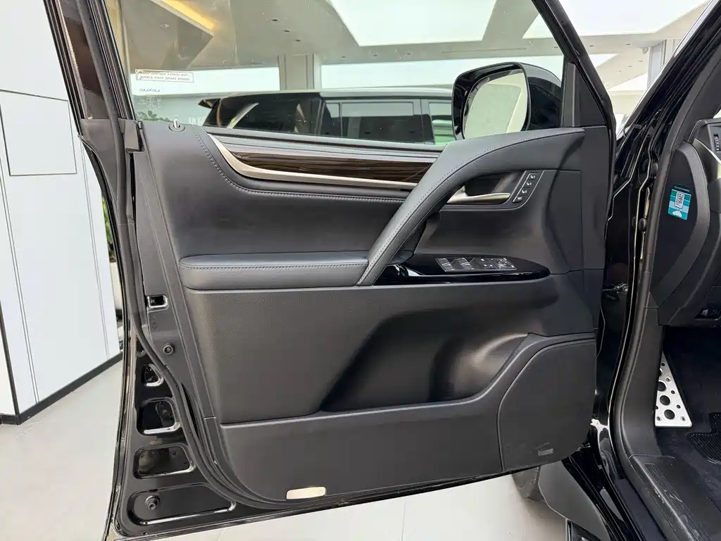 Lexus LX 2019 — фото 17