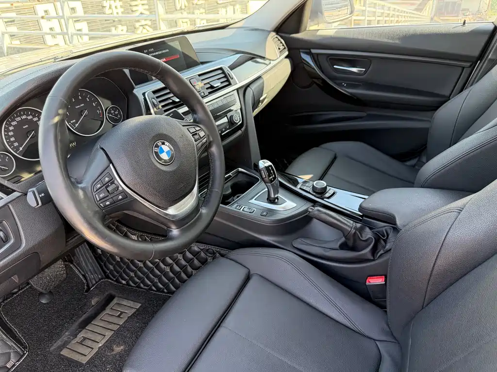 BMW 3 Series 2018 — фото 13