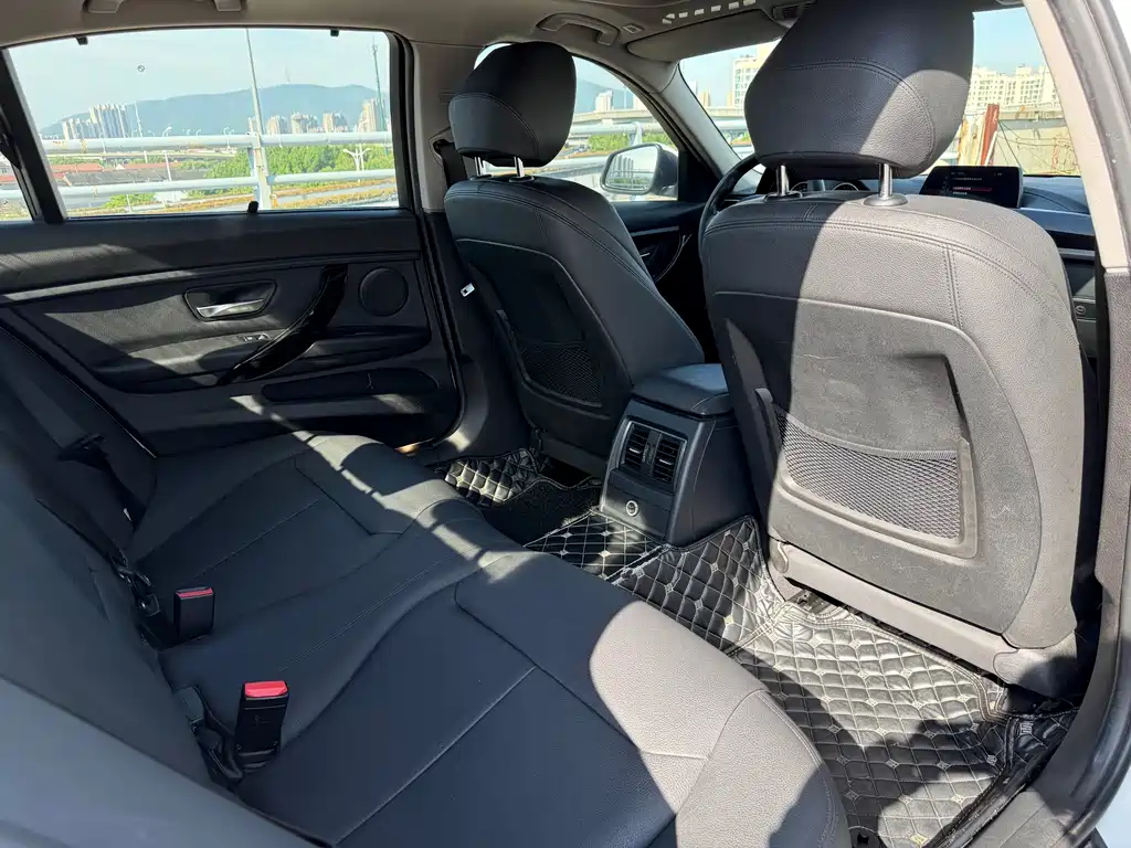 BMW 3 Series 2018 — фото 10